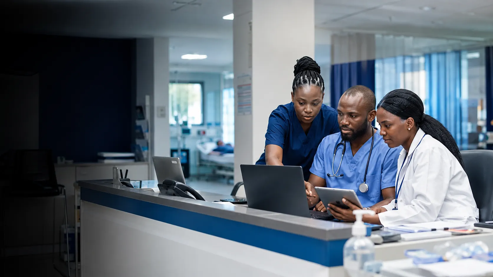 Professionnels de santé collaborant avec des outils numériques dans un établissement de soins